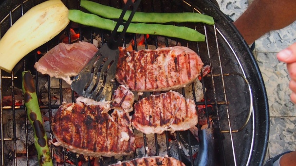 Tuniak so šalátom a bazalkovým dressingom - obrázok 3