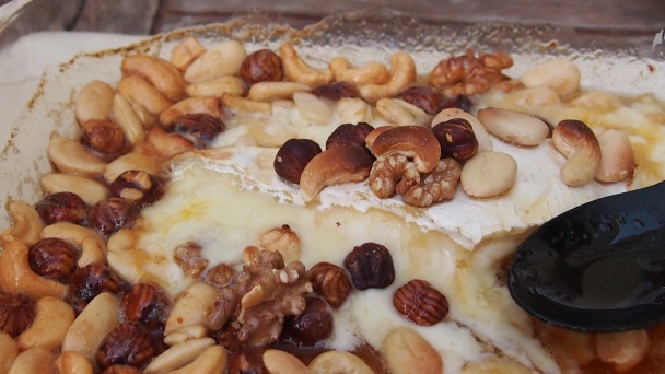 Zapečený Brie s medom a orechami  - obrázok 2