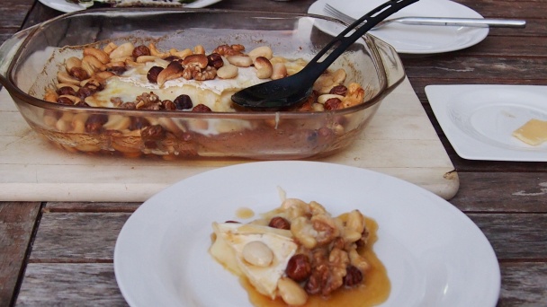 Zapečený Brie s medom a orechami  - obrázok 1