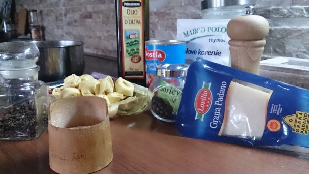 Tortelloni s paradajkovou omáčkou na cesnaku s bazalkou (fotorecept) - obrázok 1