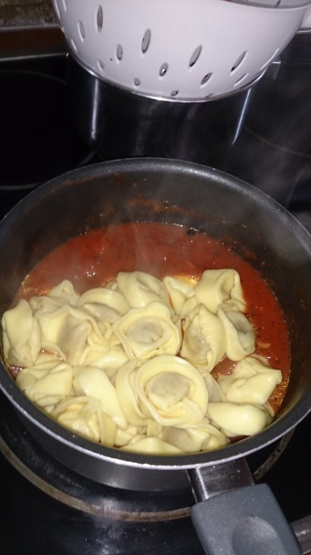 Tortelloni s paradajkovou omáčkou na cesnaku s bazalkou (fotorecept) - obrázok 6