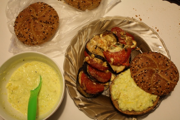 Baklažán zapekaný s paradajkami a syrom, ľahký šalátik (fotorecept) - obrázok 7