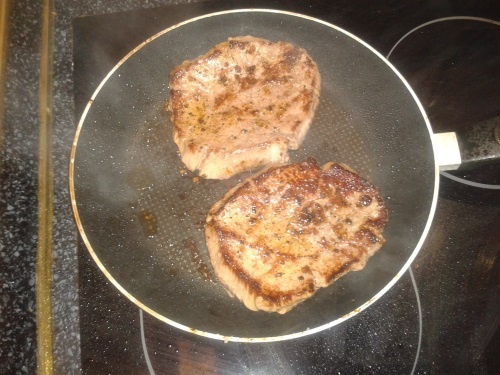 Steak s pálivou omáčkou, pečenou paprikou a zemiakmi (fotorecept) - obrázok 3