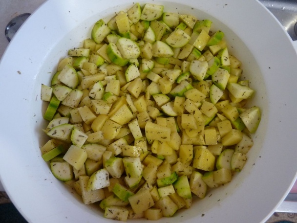 Zapekané zemiaky s cuketou a krabími tyčinkami (fotorecept) - obrázok 2