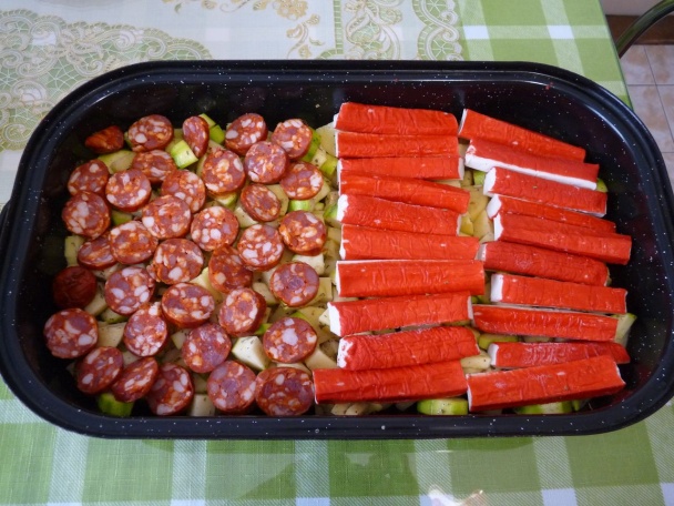 Zapekané zemiaky s cuketou a krabími tyčinkami (fotorecept) - obrázok 3