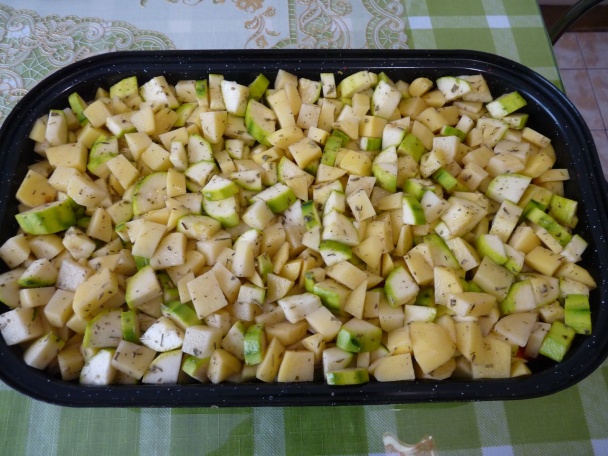 Zapekané zemiaky s cuketou a krabími tyčinkami (fotorecept) - obrázok 4