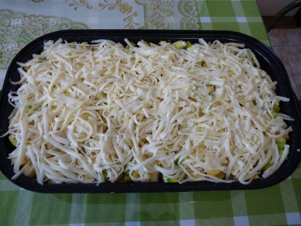 Zapekané zemiaky s cuketou a krabími tyčinkami (fotorecept) - obrázok 5