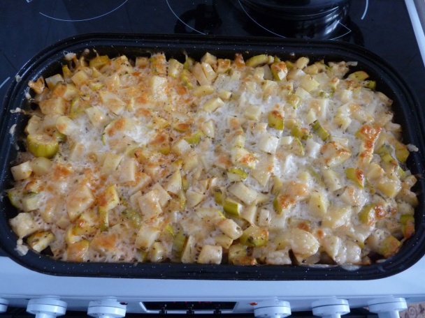 Zapekané zemiaky s cuketou a krabími tyčinkami (fotorecept) - obrázok 6