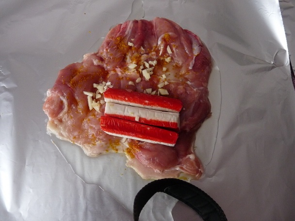 Plnené kuracie stehná s krabími tyčinkami - obrázok 1