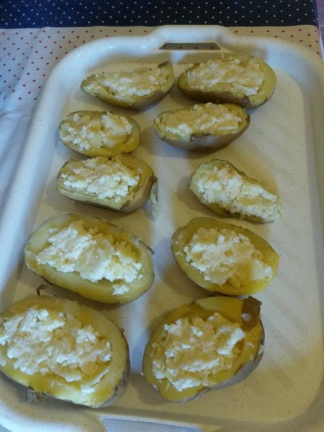 Plnené zemiačiky s cesnakovým dressingom (fotorecept) - obrázok 4