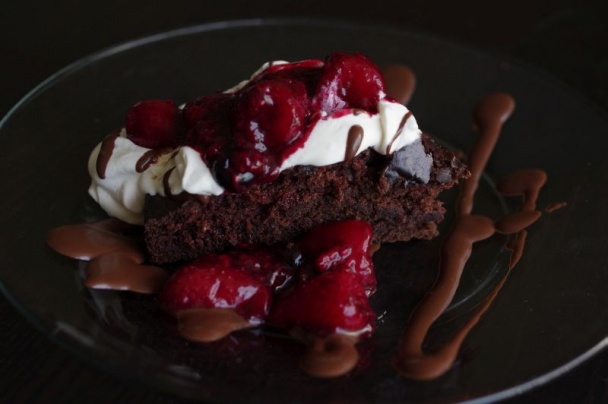 Čokoládová torta bez vajec s mascarpone krémom preliata horúcim ovocím - obrázok 3