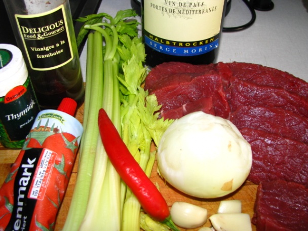 Hovädzie v červenej omáčke (fotorecept) - obrázok 1