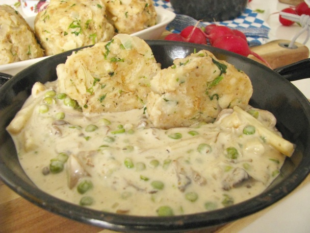 Bavorské žemľové knedle s rýchlou smotanovou omáčkou - obrázok 7