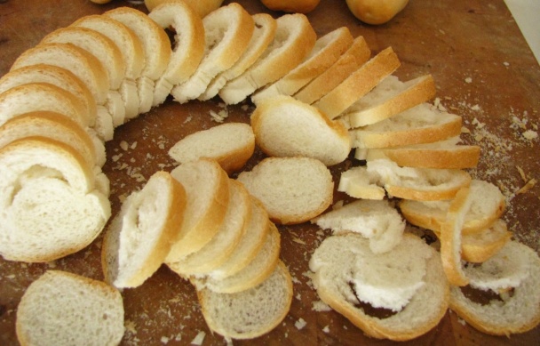 Bavorské žemľové knedle s rýchlou smotanovou omáčkou - obrázok 1