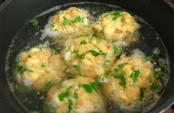 Bavorské žemľové knedle s rýchlou smotanovou omáčkou - obrázok 4