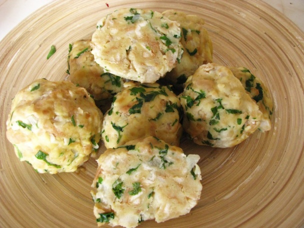 Bavorské žemľové knedle s rýchlou smotanovou omáčkou - obrázok 5