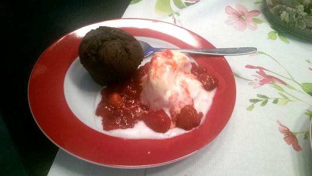 Čokoládové suflé so zmrzlinou a horúcimi jahodami (fotorecept) - obrázok 6