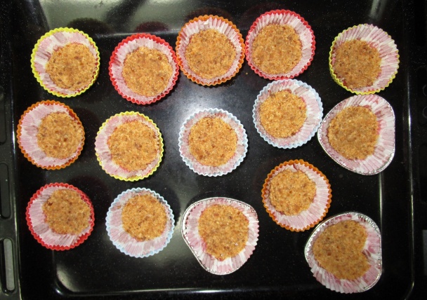 Šťavnaté malinové mini yogurt-cakes - obrázok 1