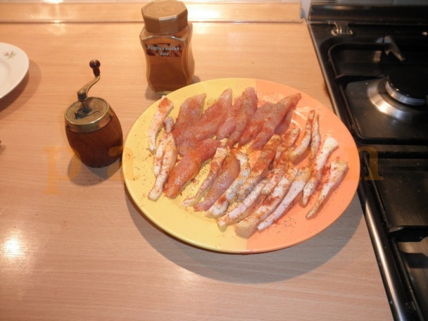 Hovädzinka špikovaná kuracími prsiami a slaninou a bravčový perkeltík (fotorecept) - obrázok 1