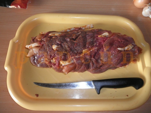 Hovädzinka špikovaná kuracími prsiami a slaninou a bravčový perkeltík (fotorecept) - obrázok 2