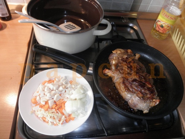 Hovädzinka špikovaná kuracími prsiami a slaninou a bravčový perkeltík (fotorecept) - obrázok 3
