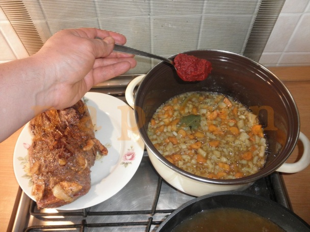 Hovädzinka špikovaná kuracími prsiami a slaninou a bravčový perkeltík (fotorecept) - obrázok 4