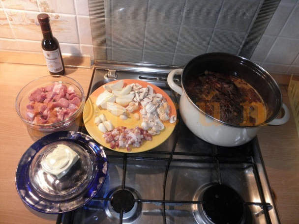 Hovädzinka špikovaná kuracími prsiami a slaninou a bravčový perkeltík (fotorecept) - obrázok 7
