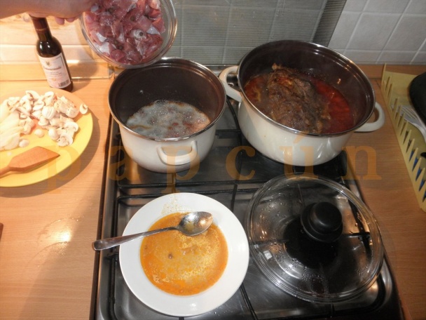Hovädzinka špikovaná kuracími prsiami a slaninou a bravčový perkeltík (fotorecept) - obrázok 8