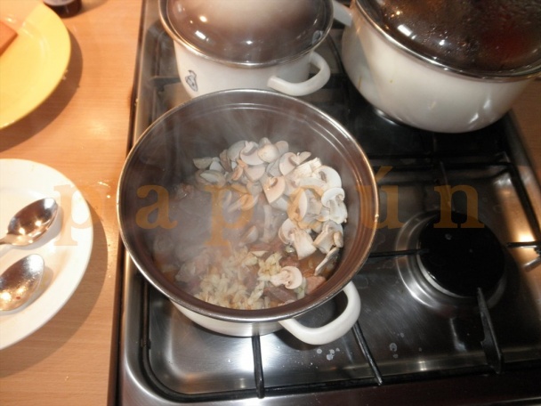 Hovädzinka špikovaná kuracími prsiami a slaninou a bravčový perkeltík (fotorecept) - obrázok 11