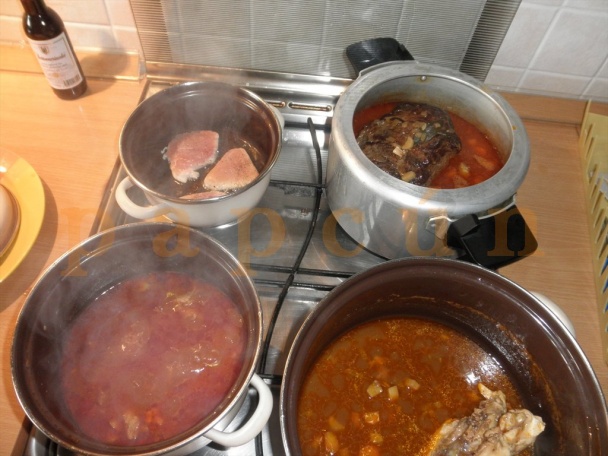 Hovädzinka špikovaná kuracími prsiami a slaninou a bravčový perkeltík (fotorecept) - obrázok 12