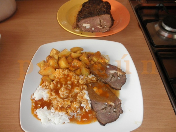 Hovädzinka špikovaná kuracími prsiami a slaninou a bravčový perkeltík (fotorecept) - obrázok 15