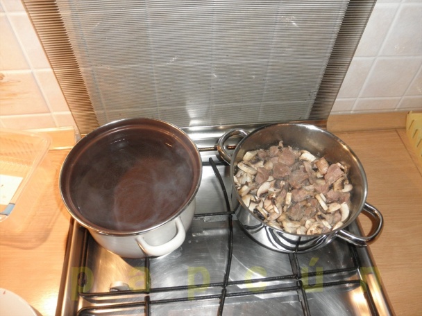 Bravčové kocky na šampiňónoch a hrášku zo šľahačkou bez cibule a cesnaku (fotorecept) - obrázok 4