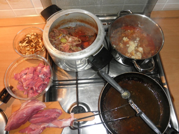 Hovädzina v hubovej omáčke a dvojmäsový perkelt slaninový (fotorecept) - obrázok 7