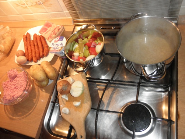 Orgol Chorchoj pod perinou,Fazuľová polievka s kapustou a Mäsové guľky Mimochodom v hubovej omáčke. - obrázok 2