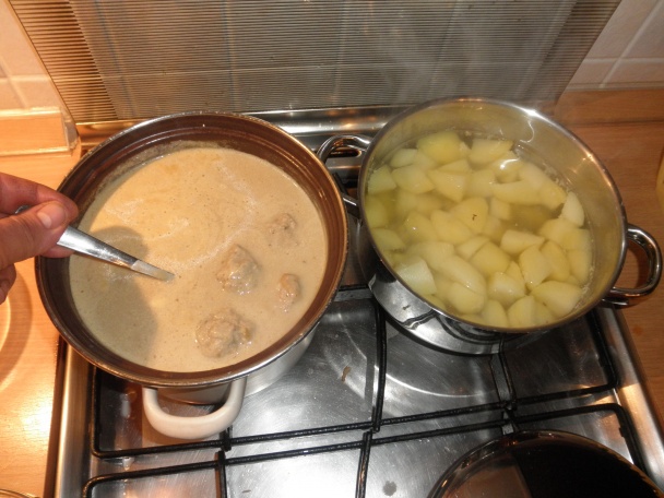 Orgol Chorchoj pod perinou,Fazuľová polievka s kapustou a Mäsové guľky Mimochodom v hubovej omáčke. - obrázok 12