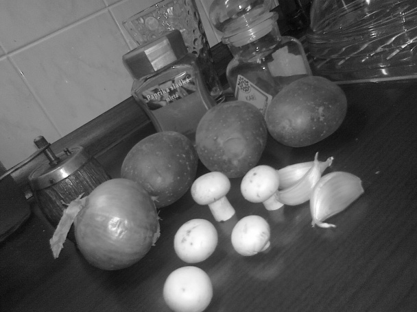 Šampiňónová zapražená polievka z cestovinou, hráškom a zemiakmi klasická - obrázok 1