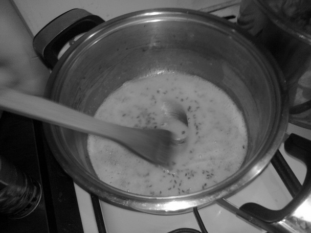 Šampiňónová zapražená polievka z cestovinou, hráškom a zemiakmi klasická - obrázok 2