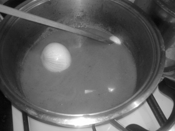 Šampiňónová zapražená polievka z cestovinou, hráškom a zemiakmi klasická - obrázok 3