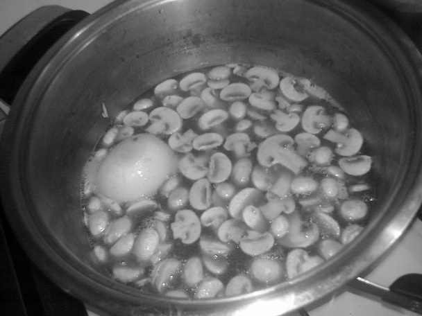 Šampiňónová zapražená polievka z cestovinou, hráškom a zemiakmi klasická - obrázok 4