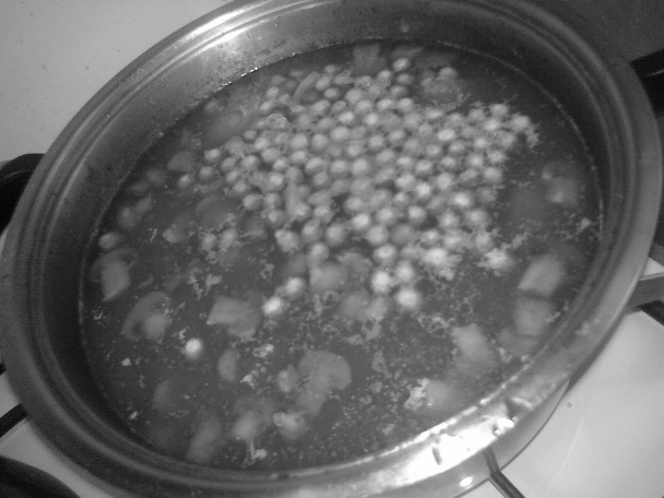 Šampiňónová zapražená polievka z cestovinou, hráškom a zemiakmi klasická - obrázok 5