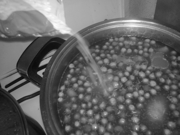 Šampiňónová zapražená polievka z cestovinou, hráškom a zemiakmi klasická - obrázok 6