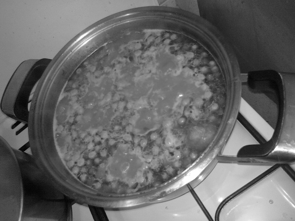 Šampiňónová zapražená polievka z cestovinou, hráškom a zemiakmi klasická - obrázok 7