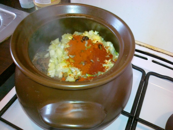 Voňavý guláš s párkami - obrázok 2