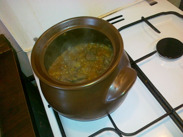 Voňavý guláš s párkami - obrázok 3