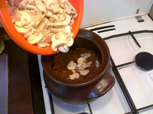 Voňavý guláš s párkami - obrázok 4