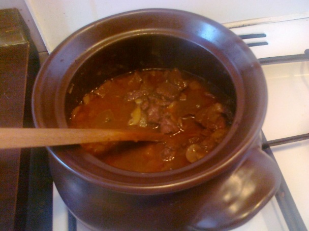 Voňavý guláš s párkami - obrázok 5