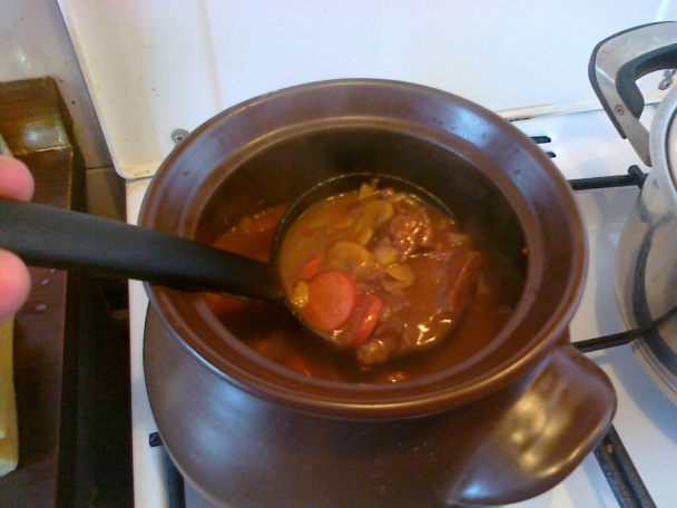 Voňavý guláš s párkami - obrázok 6