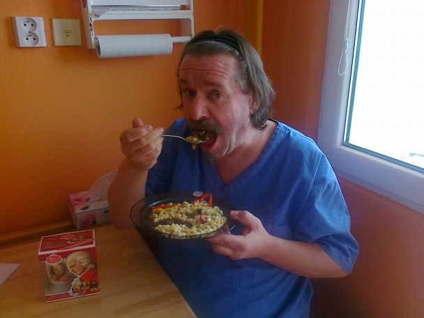 Voňavý guláš s párkami - obrázok 8