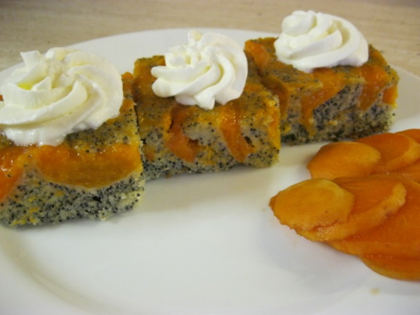 Makovo-marhuľový obrátený koláč - obrázok 9