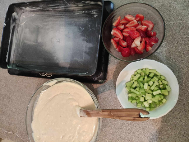 Hrnčeková bublanina s rebarborou a jahodami (fotorecept) - obrázok 2